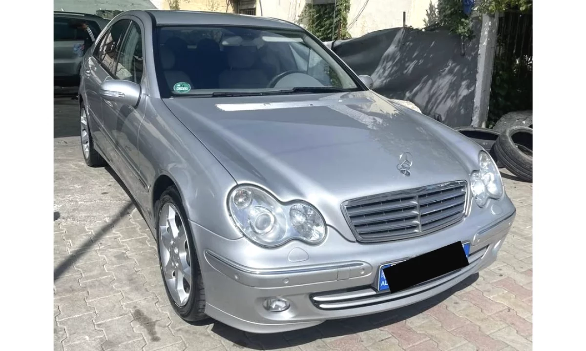 Makina ne shitje ne Tirane, Mercedes-Benz, 2003 Diesel,Kambio Automatik Pagesa 4,800  Euro.