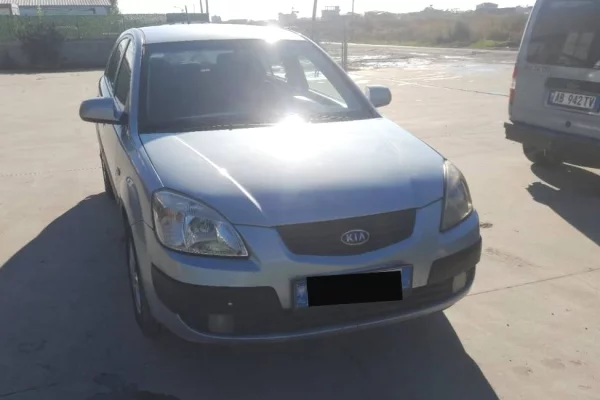 Makina ne shitje ne Tirane - 2,500 Euro