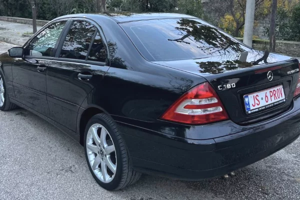 Makina ne shitje ne Tirane - 3,200 Euro