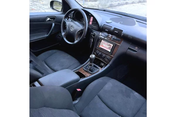 Makina ne shitje ne Tirane - 3,200 Euro