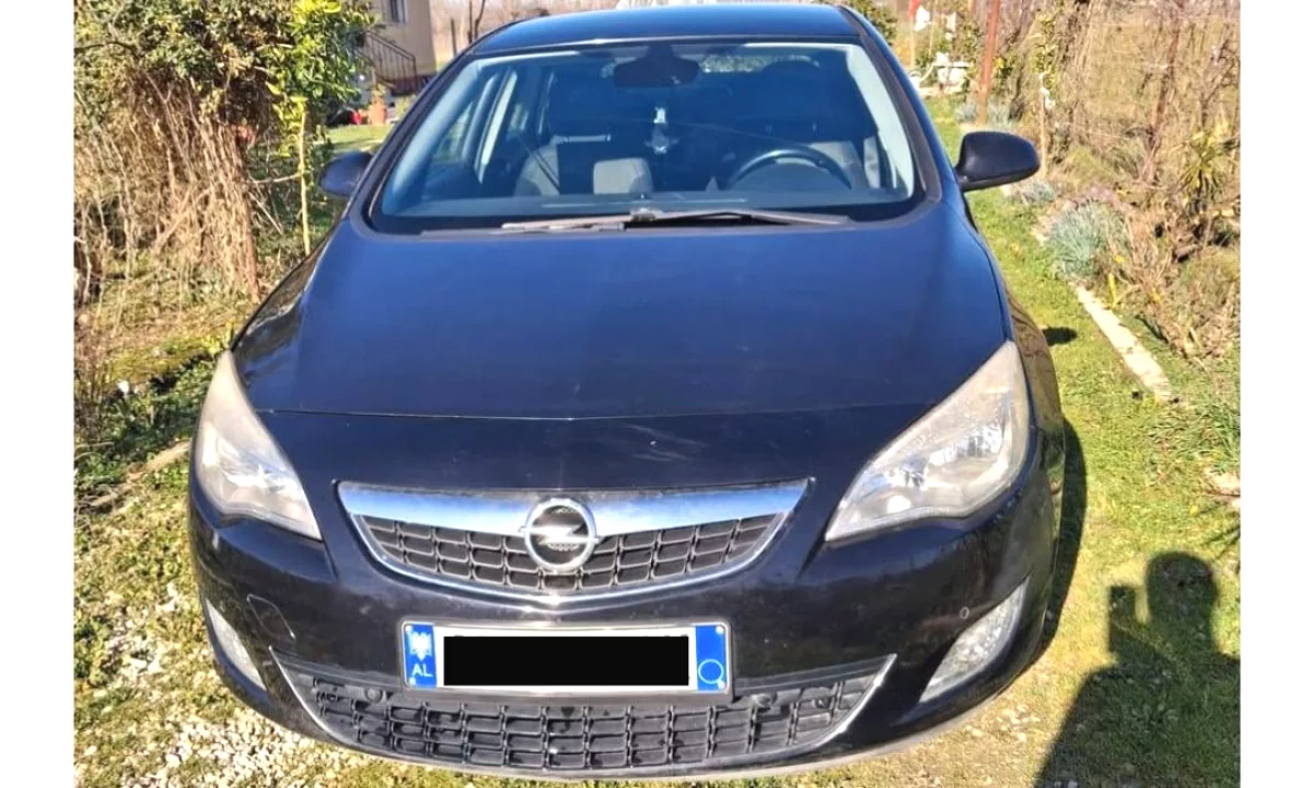 Makina ne shitje ne Tirane, Opel, 2010 Diesel,Kambio Automatik Pagesa 2,900  Euro.