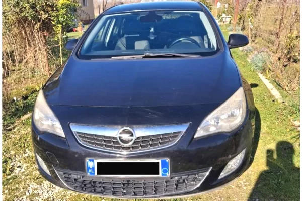 Makina ne shitje ne Tirane - 2,900 Euro