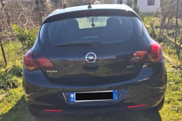 Makina ne shitje ne Tirane - 2,900 Euro