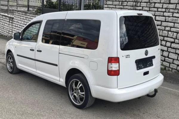 Makina ne shitje ne Tirane - 6,800 Euro