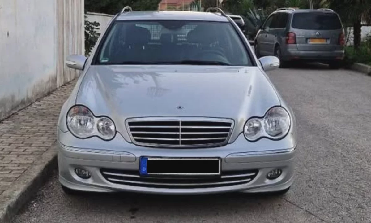 Makina ne shitje ne Tirane, Mercedes-Benz, 2006 Diesel,Kambio Automatik Pagesa 4,000  Euro.