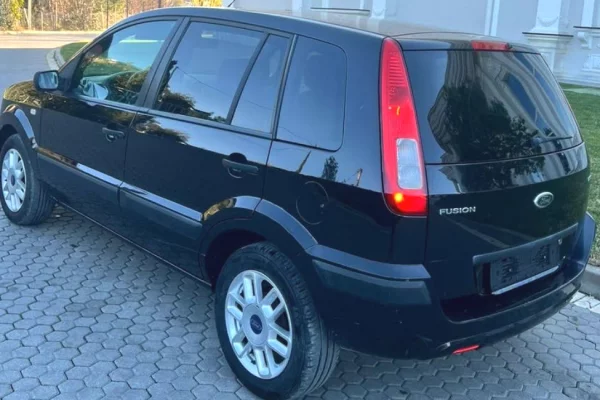 Makina ne shitje ne Tirane - 2,600 Euro