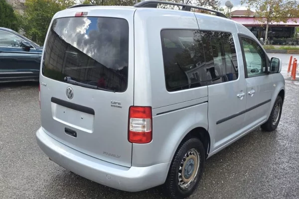 Makina ne shitje ne Tirane - 4,000 Euro