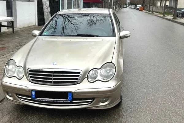 Makina ne shitje ne Tirane - 3,900 Euro