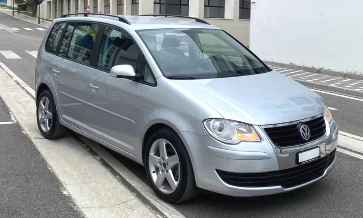 Makina ne shitje ne Tirane, Volkswagen, 2005 Diesel,Kambio Automatik Pagesa 5,300  Euro.
