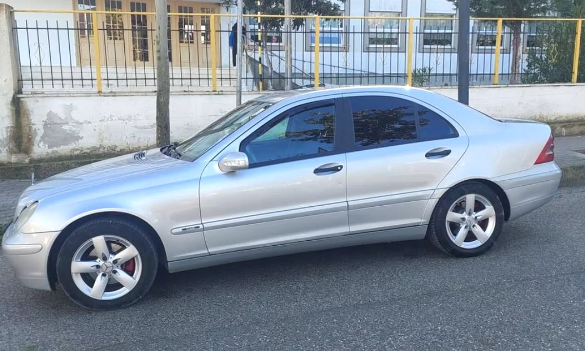 Makina ne shitje ne Fier, Mercedes-Benz, 2002 Diesel,Kambio Manual Pagesa 2,500  Euro.