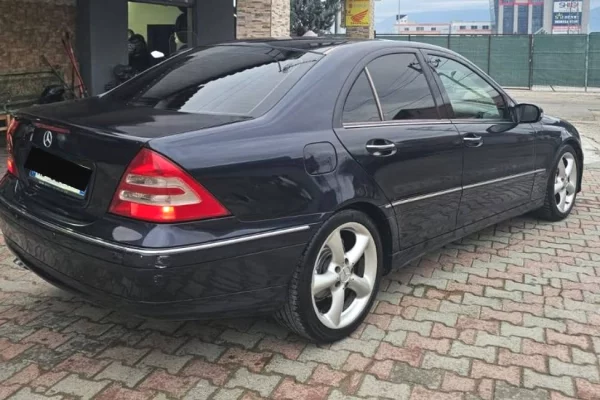 Makina ne shitje ne Tirane - 3,300 Euro