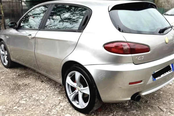 Makina ne shitje ne Tirane - 2,500 Euro