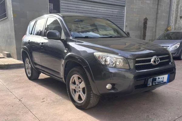 Makina ne shitje ne Tirane - 4,900 Euro