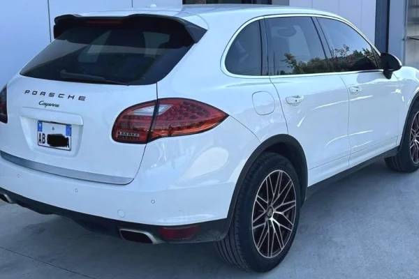 Makina ne shitje ne Tirane - 13,900 Euro