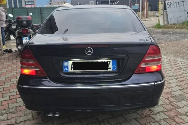 Makina ne shitje ne Tirane - 3,300 Euro