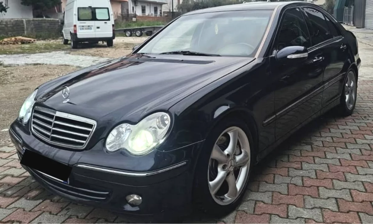 Makina ne shitje ne Tirane, Mercedes-Benz, 2004 gasoline-gas,Kambio Automatik Pagesa 3,300  Euro.