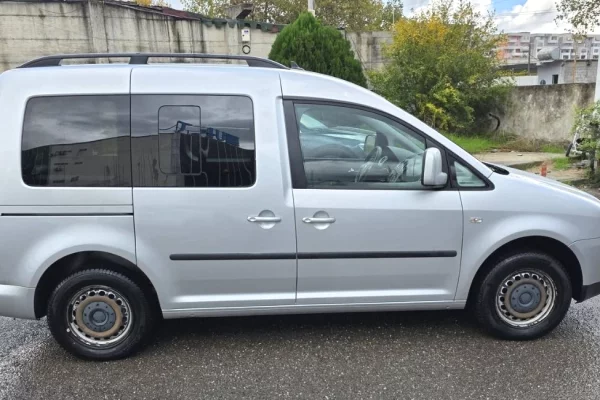 Makina ne shitje ne Tirane - 4,000 Euro