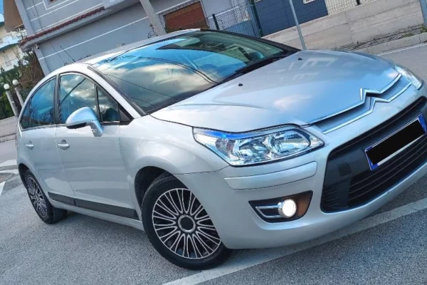 Makina ne shitje ne Vlore - 3,600 Euro