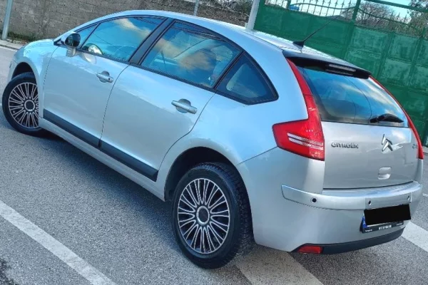 Makina ne shitje ne Vlore - 3,600 Euro