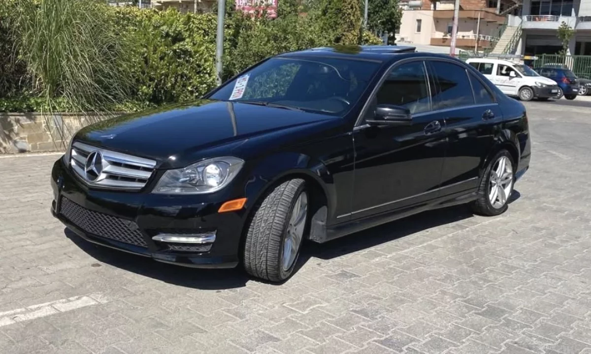 Makina ne shitje ne Tirane, Mercedes-Benz, 2012 Benzine,Kambio Automatik Pagesa 7,900  Euro.
