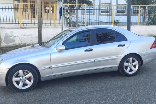 Makina ne shitje ne Tirane - 2,700 Euro