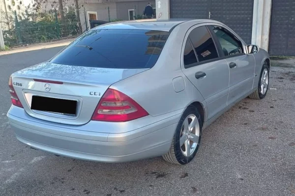 Makina ne shitje ne Tirane - 2,700 Euro