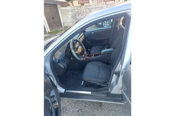 Makina ne shitje ne Tirane - 2,700 Euro