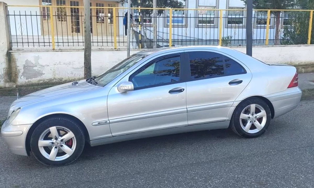 Makina ne shitje ne Tirane, Mercedes-Benz, 2002 Diesel,Kambio Manual Pagesa 2,700  Euro.