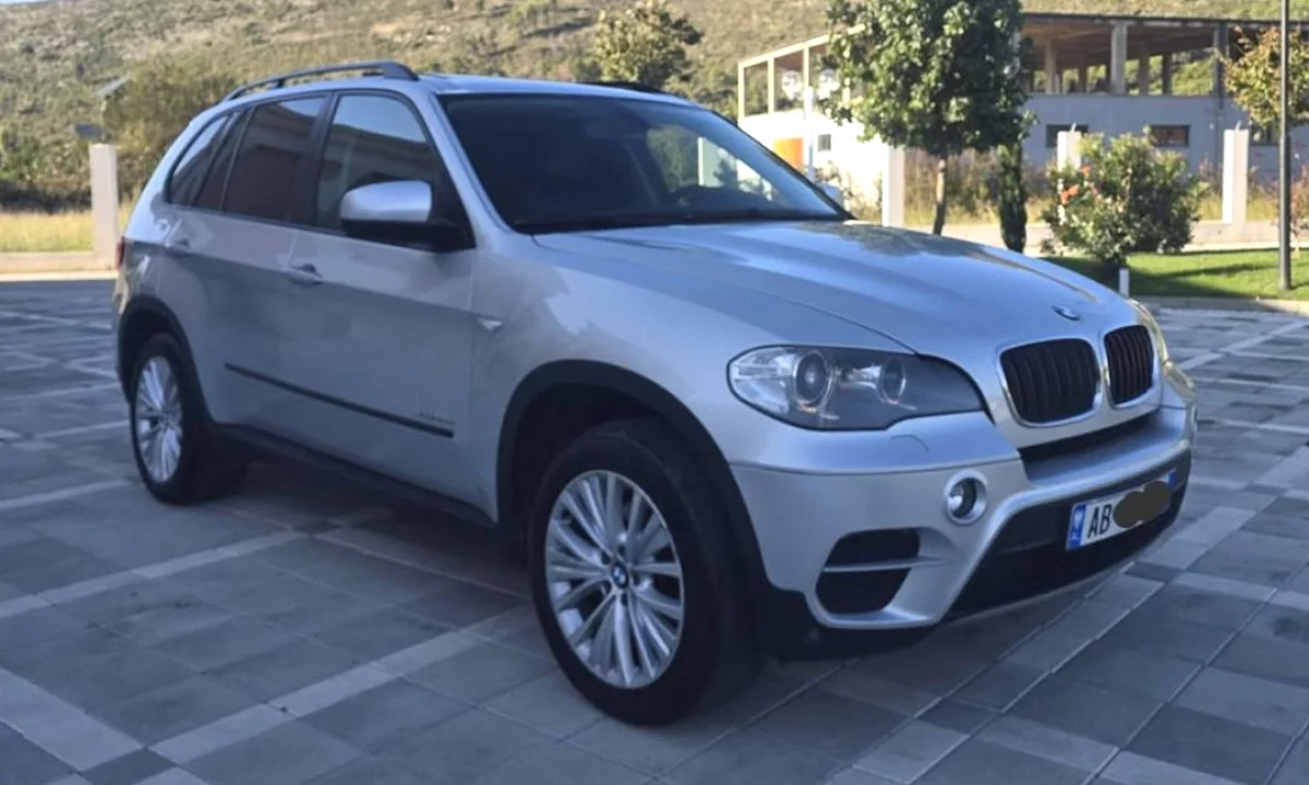 Makina ne shitje ne Lezhe, BMW, 2011 Diesel,Kambio Automatik Pagesa 8,500  Euro.