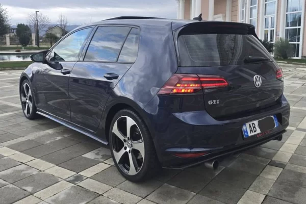 Makina ne shitje ne Lezhe - 11,000 Euro