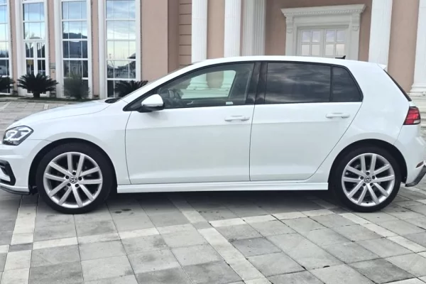 Makina ne shitje ne Lezhe - 10,800 Euro