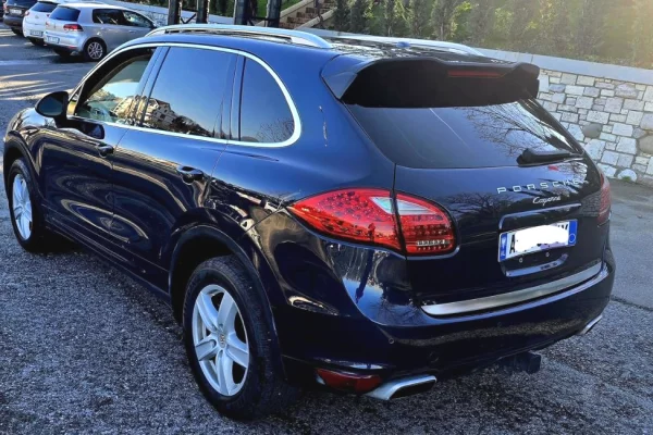 Makina ne shitje ne Tirane - 17,800 Euro