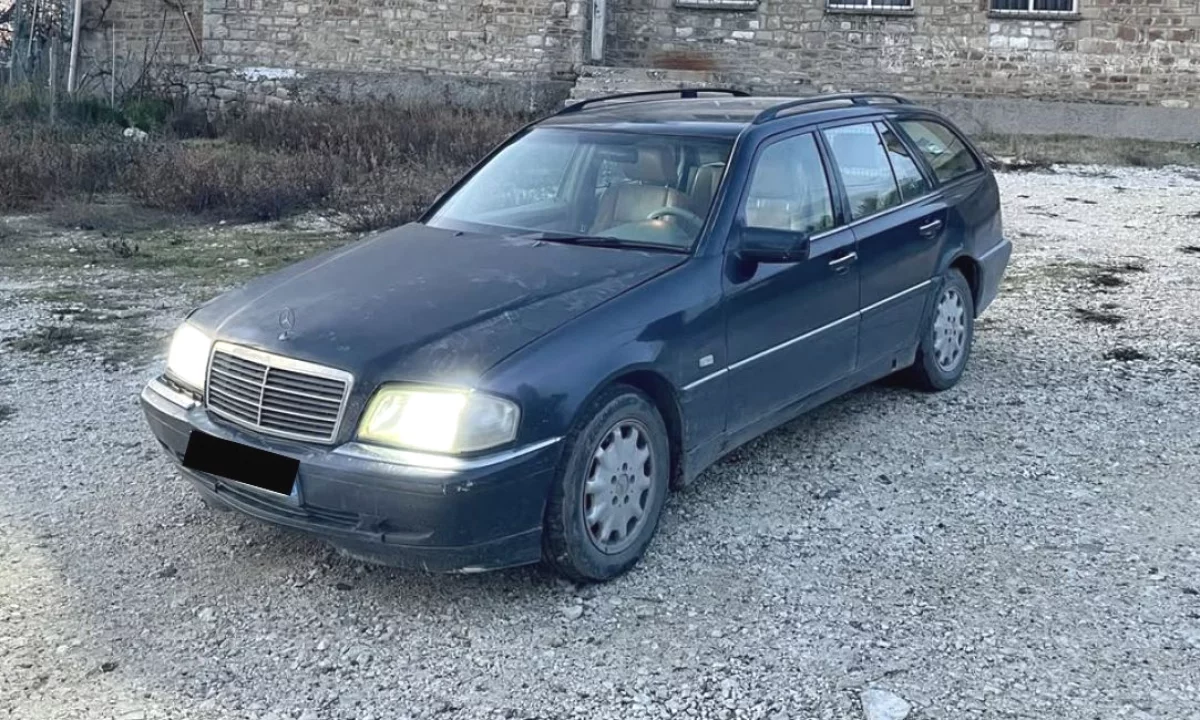 Makina ne shitje ne Tirane, Mercedes-Benz, 2000 Diesel,Kambio Manual Pagesa 1,200  Euro.