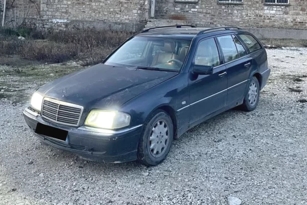 Makina ne shitje ne Tirane - 1,200 Euro