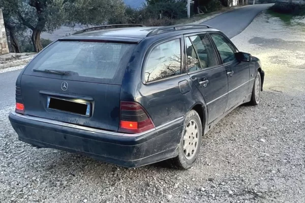 Makina ne shitje ne Tirane - 1,200 Euro