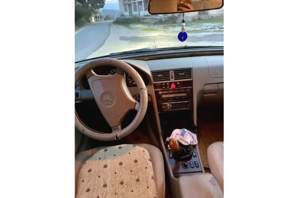 Makina ne shitje ne Tirane - 1,200 Euro