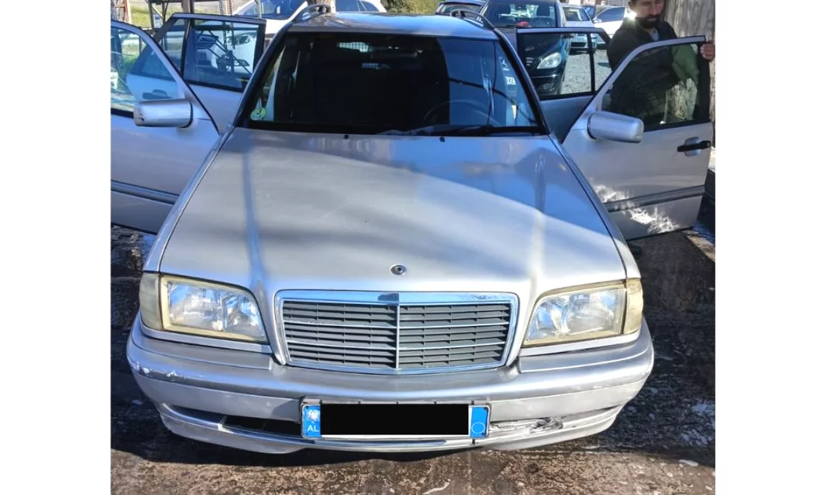 Makina ne shitje ne Tirane, Mercedes-Benz, 2008 Diesel,Kambio Manual Pagesa 2,000  Euro.