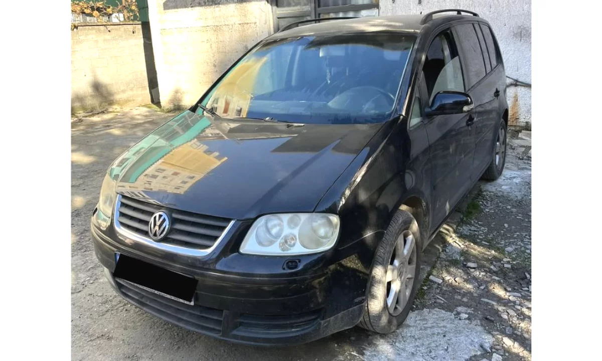 Makina ne shitje ne Tirane, Volkswagen, 2006 Diesel,Kambio Automatik Pagesa 2,500  Euro.