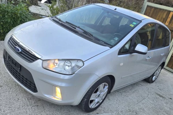 Makina ne shitje ne Tirane - 2,900 Euro