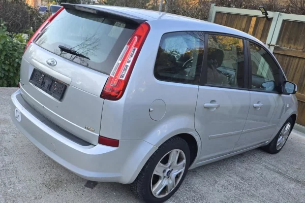 Makina ne shitje ne Tirane - 2,900 Euro