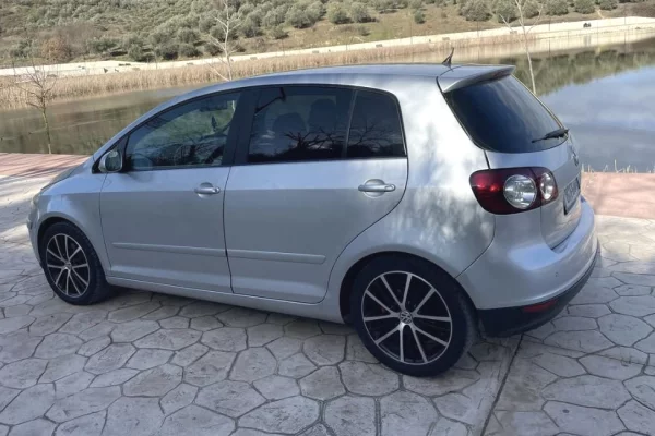 Makina ne shitje ne Tirane - 3,750 Euro