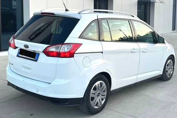 Makina ne shitje ne Tirane - 3,700 Euro