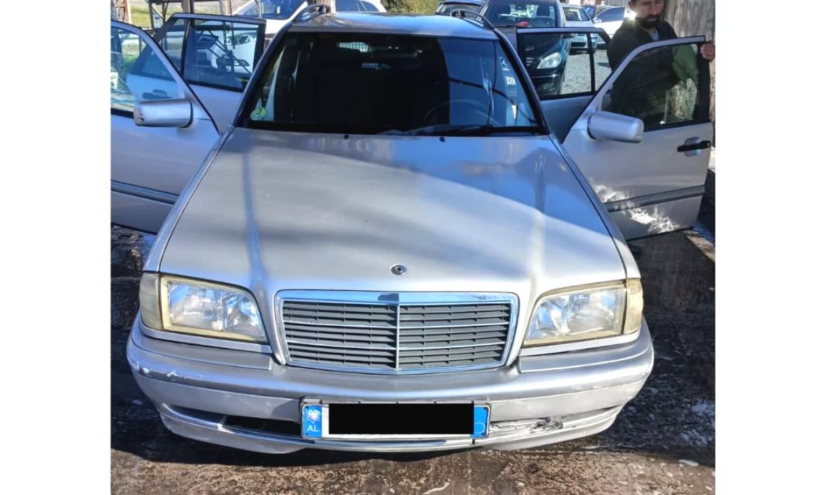Makina ne shitje ne Tirane, Mercedes-Benz, 2001 Diesel,Kambio Manual Pagesa 2,000  Euro.