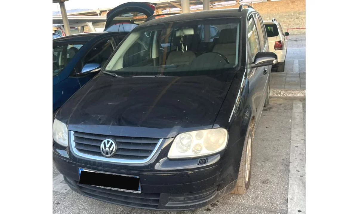 Makina ne shitje ne Tirane, Volkswagen, 2006 Diesel,Kambio Manual Pagesa 2,300  Euro.