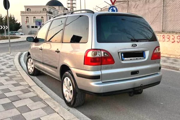 Makina ne shitje ne Tirane - 2,500 Euro