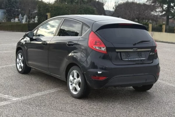 Makina ne shitje ne Fier - 2,750 Euro