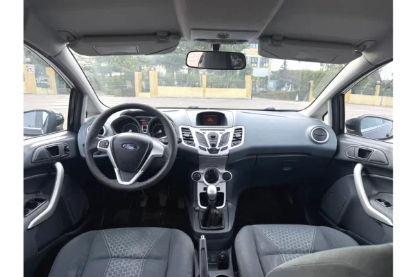 Makina ne shitje ne Fier - 2,750 Euro