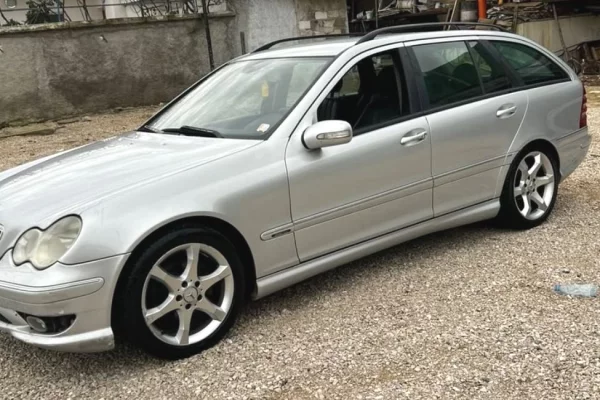 Makina ne shitje ne Tirane - 3,800 Euro