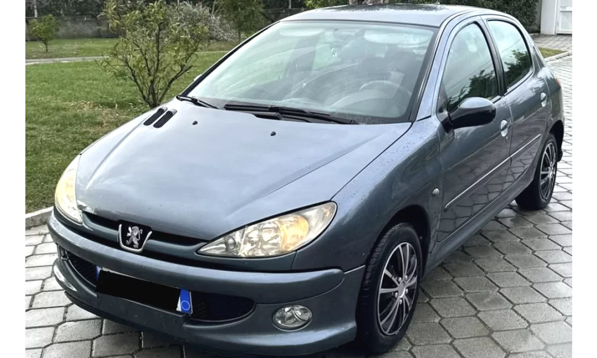 Makina ne shitje ne Tirane, Peugeot, 2002 Diesel,Kambio Manual Pagesa 1,700  Euro.
