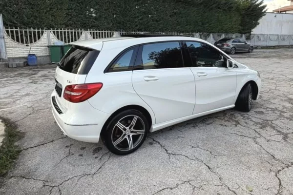 Makina ne shitje ne Tirane - 7,800 Euro